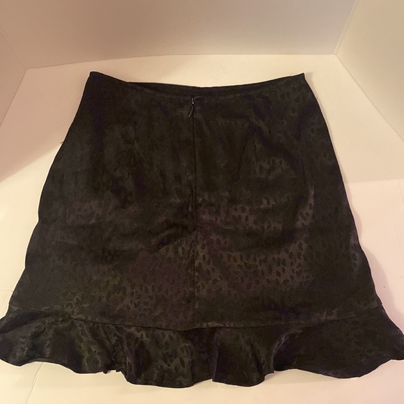 Forever 21 Black on Black Leopard Print Ruffles and side Rouching Skirt Sz Small - Picture 5 of 11